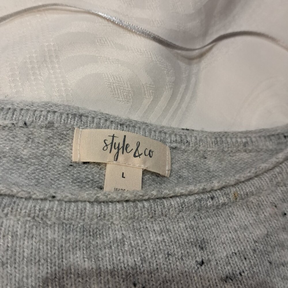 Nice detailed Sweater/Sweatshirt with a Floral Embroidered Pattern - Picture 3 of 6